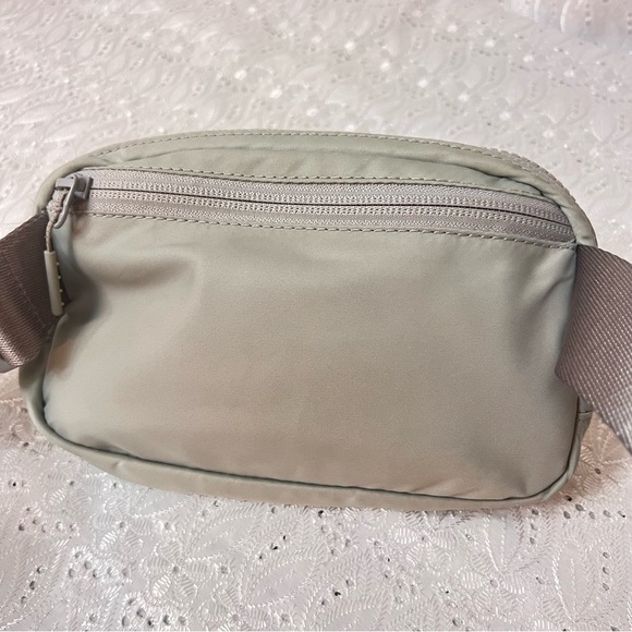 Lululemon everyday belt bag in silver - Picture 4 of 6